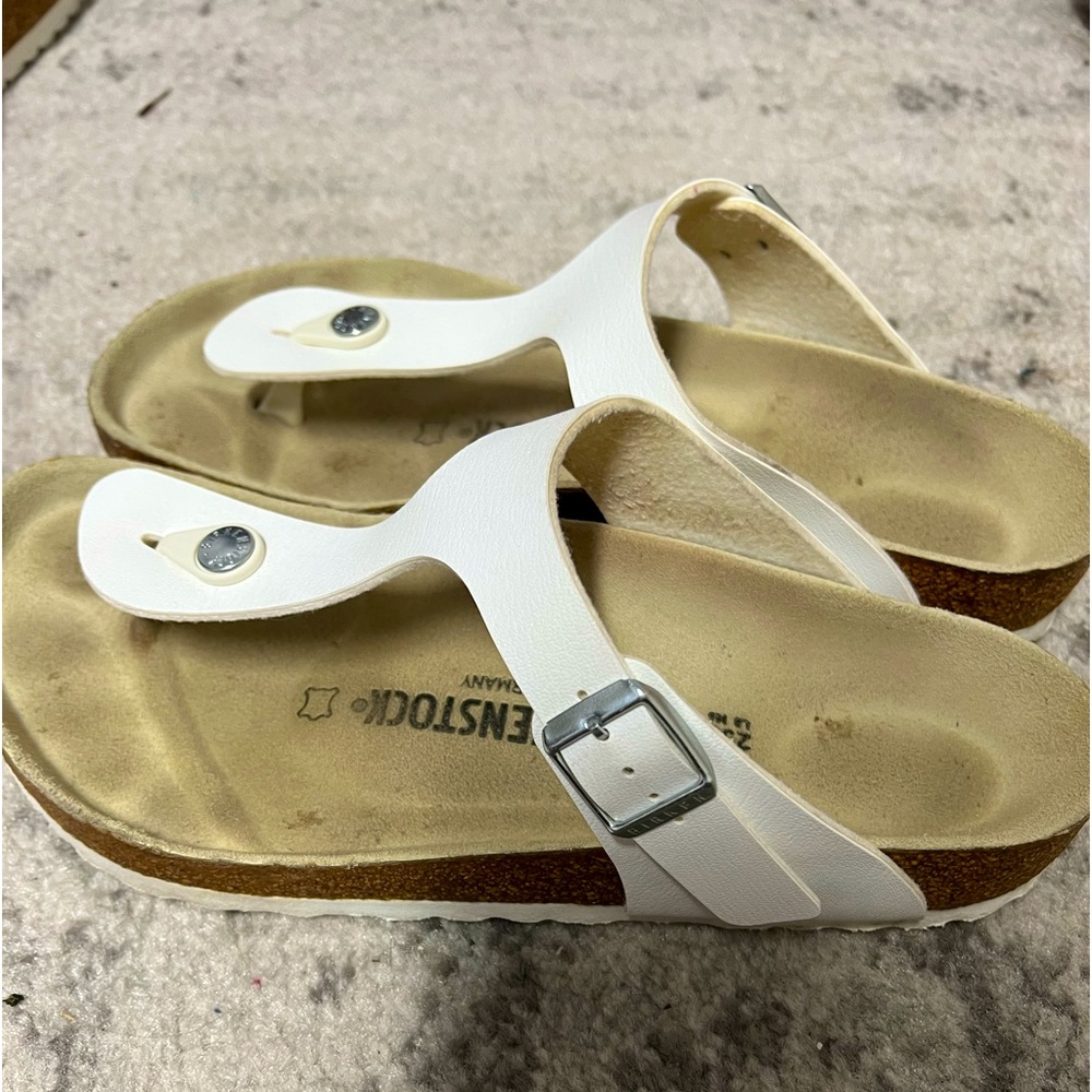 White Birkenstock Gizeh sandals. Size 39.